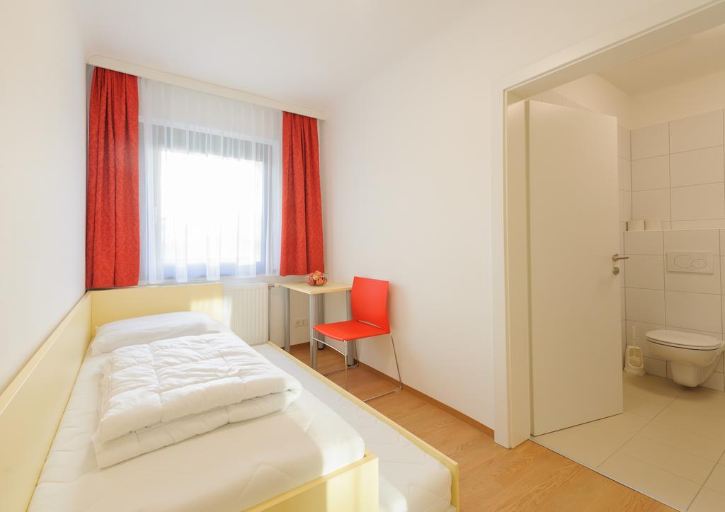 Hostel Huetteldorf Vienna Exterior photo